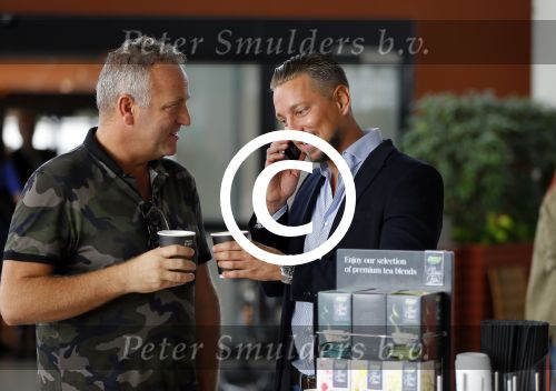 Schiphol 29 september 2014
Gordon met zijn nieuwe vriend Roelof v d Veen op schiphol voor vertrek naar Dubai voor opnames Goor en Geer met Gerard Joling.
