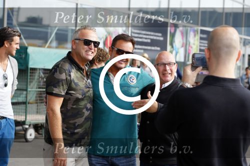 Schiphol 29 september 2014
Gordon met zijn nieuwe vriend Roelof v d Veen op schiphol voor vertrek naar Dubai voor opnames Goor en Geer met Gerard Joling.