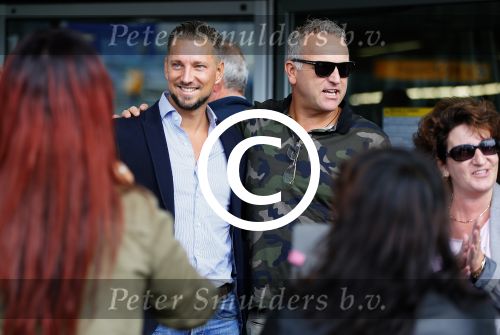 Schiphol 29 september 2014
Gordon met zijn nieuwe vriend Roelof v d Veen op schiphol voor vertrek naar Dubai voor opnames Goor en Geer met Gerard Joling.