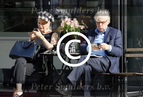 Amsterdam 4 oktober 2014
Henk v d Meijden en zijn vrouw Monica Strotman op terras in amstetrdam zuid.