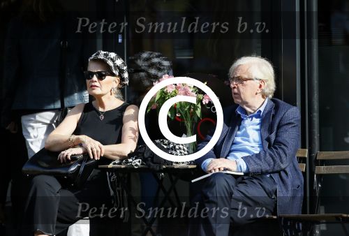 Amsterdam 4 oktober 2014
Henk v d Meijden en zijn vrouw Monica Strotman op terras in amstetrdam zuid.