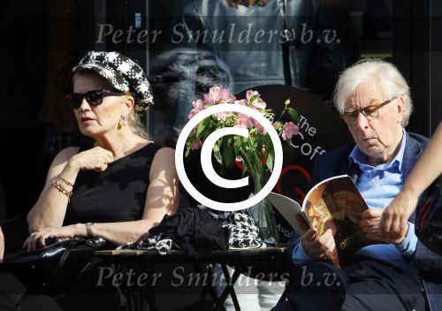 Amsterdam 4 oktober 2014
Henk v d Meijden en zijn vrouw Monica Strotman op terras in amstetrdam zuid.