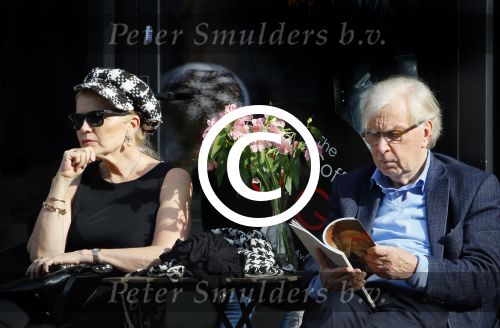 Amsterdam 4 oktober 2014
Henk v d Meijden en zijn vrouw Monica Strotman op terras in amstetrdam zuid.
