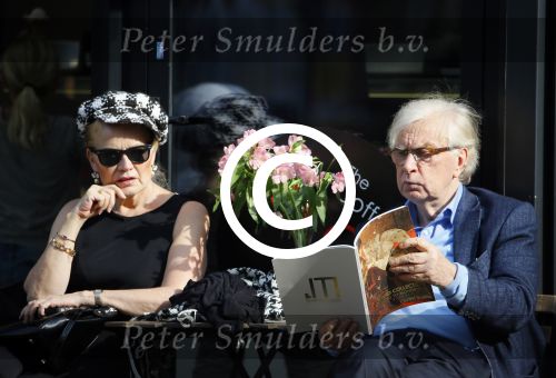 Amsterdam 4 oktober 2014
Henk v d Meijden en zijn vrouw Monica Strotman op terras in amstetrdam zuid.