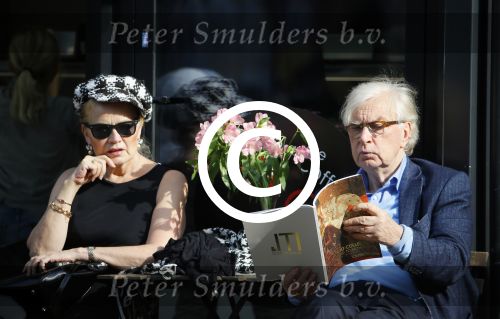 Amsterdam 4 oktober 2014
Henk v d Meijden en zijn vrouw Monica Strotman op terras in amstetrdam zuid.