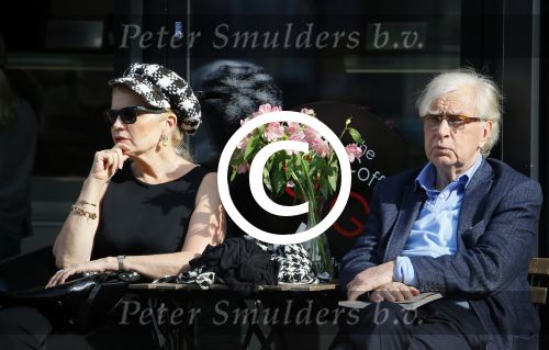 Amsterdam 4 oktober 2014
Henk v d Meijden en zijn vrouw Monica Strotman op terras in amstetrdam zuid.