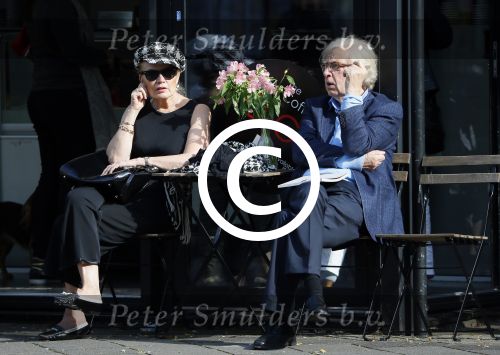 Amsterdam 4 oktober 2014
Henk v d Meijden en zijn vrouw Monica Strotman op terras in amstetrdam zuid.