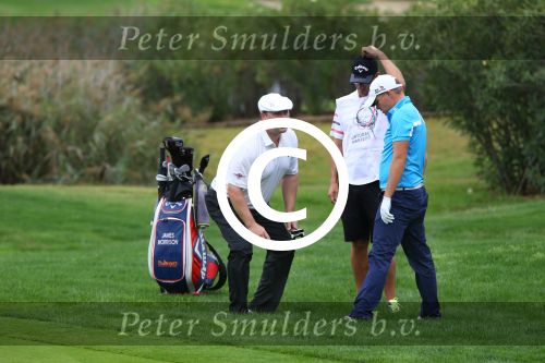Vilamoura 10-11-12 Oktober 2014
Portugal Masters op GC Victoria
Vanwege de zware regenval gereduceerd van 72 naar 36 Holes
Referee call voor James Morrison
Foto Peter Smulders BV