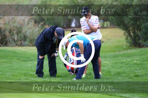 Vilamoura 10-11-12 Oktober 2014
Portugal Masters op GC Victoria
Vanwege de zware regenval gereduceerd van 72 naar 36 Holes
Referee call voor James Morrison
Foto Peter Smulders BV