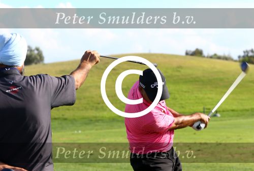 Vilamoura 10-11-12 Oktober 2014
Portugal Masters op GC Victoria
Vanwege de zware regenval gereduceerd van 72 naar 36 Holes
Jeev Milkha Sing met zijn caddie op de driving Range
Foto Peter Smulders BV