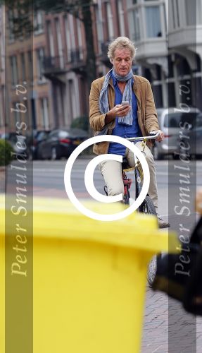 Amsterdam 23 september 2014
Jeroen Pauw op de fiets in Amsterdam zuid continu kijkend op zijn mobiel.