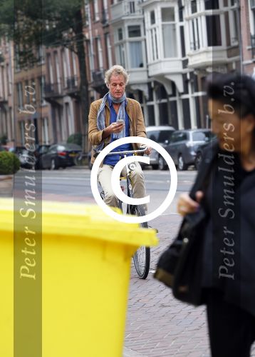 Amsterdam 23 september 2014
Jeroen Pauw op de fiets in Amsterdam zuid continu kijkend op zijn mobiel.