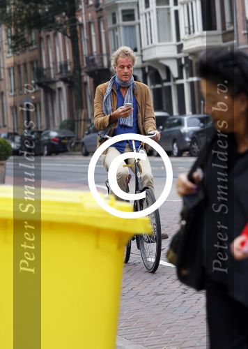 Amsterdam 23 september 2014
Jeroen Pauw op de fiets in Amsterdam zuid continu kijkend op zijn mobiel.