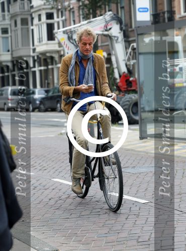 Amsterdam 23 september 2014
Jeroen Pauw op de fiets in Amsterdam zuid continu kijkend op zijn mobiel.
