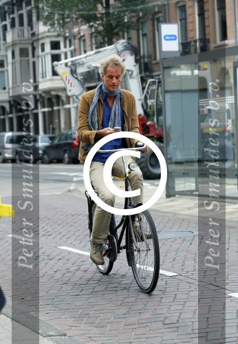Amsterdam 23 september 2014
Jeroen Pauw op de fiets in Amsterdam zuid continu kijkend op zijn mobiel.