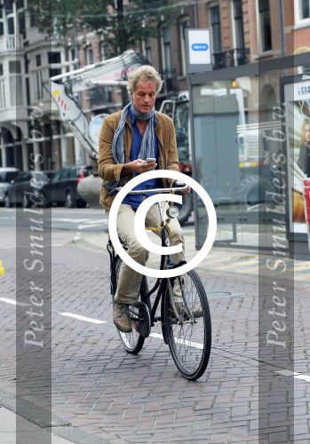 Amsterdam 23 september 2014
Jeroen Pauw op de fiets in Amsterdam zuid continu kijkend op zijn mobiel.