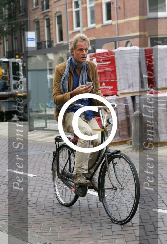 Amsterdam 23 september 2014
Jeroen Pauw op de fiets in Amsterdam zuid continu kijkend op zijn mobiel.