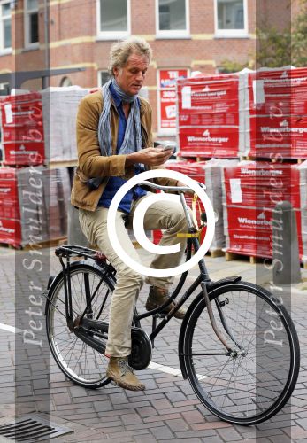Amsterdam 23 september 2014
Jeroen Pauw op de fiets in Amsterdam zuid continu kijkend op zijn mobiel.