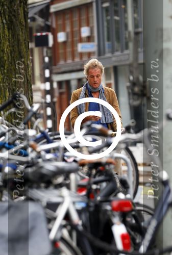 Amsterdam 23 september 2014
Jeroen Pauw op de fiets in Amsterdam zuid continu kijkend op zijn mobiel.