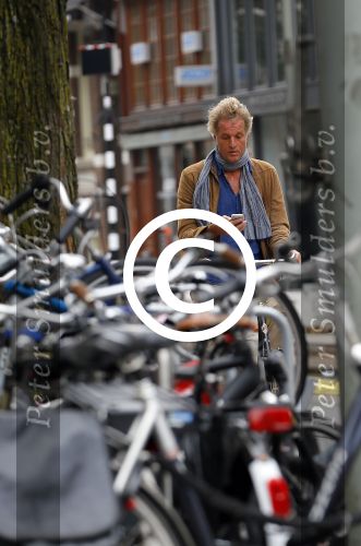 Amsterdam 23 september 2014
Jeroen Pauw op de fiets in Amsterdam zuid continu kijkend op zijn mobiel.