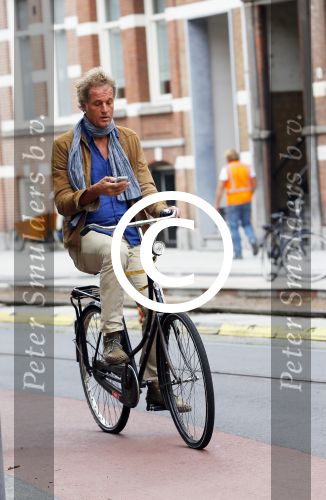 Amsterdam 23 september 2014
Jeroen Pauw op de fiets in Amsterdam zuid continu kijkend op zijn mobiel.