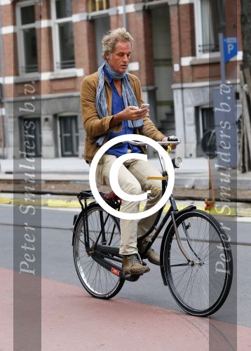 Amsterdam 23 september 2014
Jeroen Pauw op de fiets in Amsterdam zuid continu kijkend op zijn mobiel.