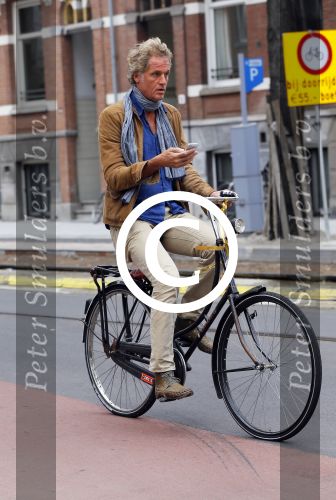 Amsterdam 23 september 2014
Jeroen Pauw op de fiets in Amsterdam zuid continu kijkend op zijn mobiel.