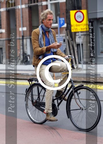 Amsterdam 23 september 2014
Jeroen Pauw op de fiets in Amsterdam zuid continu kijkend op zijn mobiel.