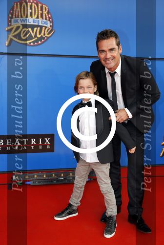 Utrecht 21 september 2014
Premiere moeder ik wil bij de revue in het beatrixtheater. Jeroen v d Boom met zoon