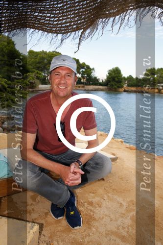 ibiza 27 september 2014
Afscheidsborrel trip sbs6 naar ibiza waar Kees Tol en kontrakt tekent samen met Remco v Westerloo. Jochem v Gelder met zoon