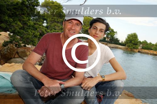 ibiza 27 september 2014
Afscheidsborrel trip sbs6 naar ibiza waar Kees Tol en kontrakt tekent samen met Remco v Westerloo. Jochem v Gelder met zoon