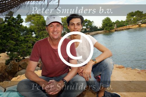 ibiza 27 september 2014
Afscheidsborrel trip sbs6 naar ibiza waar Kees Tol en kontrakt tekent samen met Remco v Westerloo. Jochem v Gelder met zoon