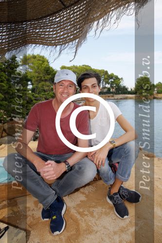 ibiza 27 september 2014
Afscheidsborrel trip sbs6 naar ibiza waar Kees Tol en kontrakt tekent samen met Remco v Westerloo. Jochem v Gelder met zoon