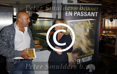 Amsterdam 14 oktober 2014
Boekpresentatie Esther Kreukniet en passant bij de oyster Club. John v d Heuvel