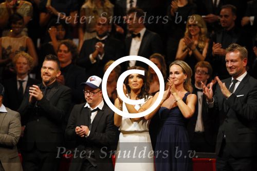 Amsterdam 16 oktober 2014
Uitreiking gouden televizierring in Carre. Johnny de Mol met zijn vriendin Shima