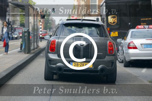 Amsterdam 23 september 2014
Joop Braakhekke met boodschappen bij zijn huis