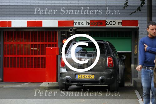 Amsterdam 23 september 2014
Joop Braakhekke met boodschappen bij zijn huis