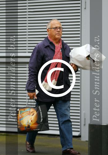 Amsterdam 23 september 2014
Joop Braakhekke met boodschappen bij zijn huis