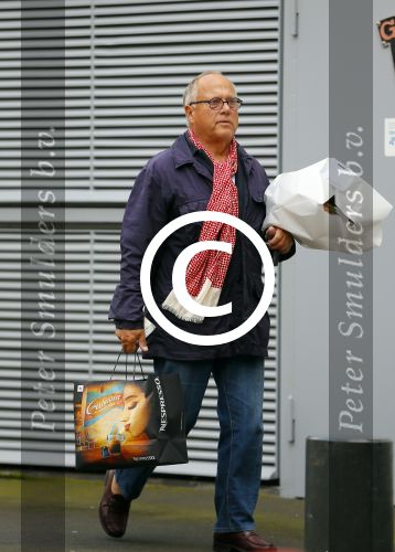 Amsterdam 23 september 2014
Joop Braakhekke met boodschappen bij zijn huis