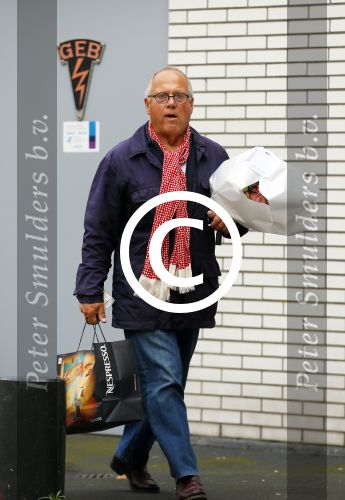 Amsterdam 23 september 2014
Joop Braakhekke met boodschappen bij zijn huis