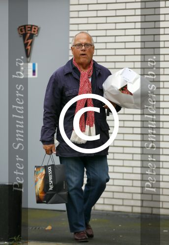 Amsterdam 23 september 2014
Joop Braakhekke met boodschappen bij zijn huis