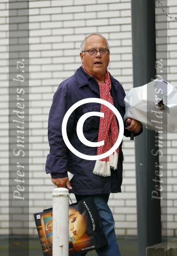 Amsterdam 23 september 2014
Joop Braakhekke met boodschappen bij zijn huis