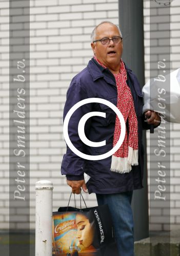 Amsterdam 23 september 2014
Joop Braakhekke met boodschappen bij zijn huis