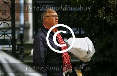 Amsterdam 23 september 2014
Joop Braakhekke met boodschappen bij zijn huis