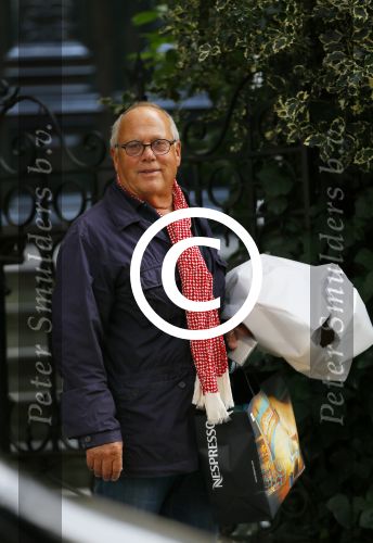 Amsterdam 23 september 2014
Joop Braakhekke met boodschappen bij zijn huis