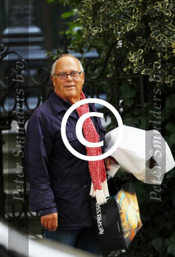 Amsterdam 23 september 2014
Joop Braakhekke met boodschappen bij zijn huis