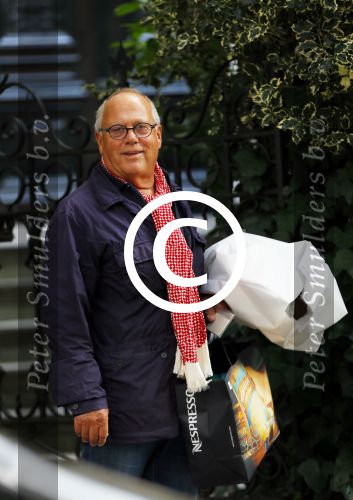 Amsterdam 23 september 2014
Joop Braakhekke met boodschappen bij zijn huis