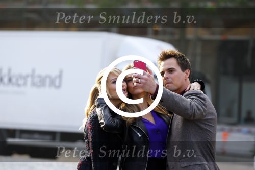 Amsterdam 30 september 2014
Kelly Kruger, Darin Brooks, Kim Matula, Scott Clifton, Ashleigh Brewer en Ferry Doedens uit de Amerikaanse soapserie The Bold and the Beautiful tijdens opnames op de dam in Amsterdam.
