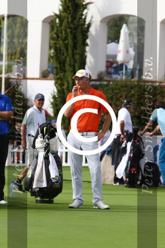 Vilamoura 10-11-12 Oktober 2014
Portugal Masters op GC Victoria
Vanwege de zware regenval gereduceerd van 72 naar 36 Holes
Marcel siem met mobiele telefoon en sigaret
Foto Peter Smulders BV
