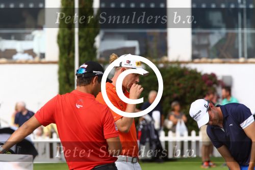 Vilamoura 10-11-12 Oktober 2014
Portugal Masters op GC Victoria
Vanwege de zware regenval gereduceerd van 72 naar 36 Holes
Marcel siem met mobiele telefoon en sigaret
Foto Peter Smulders BV